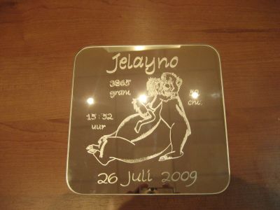 Geboortespiegel handgegraveerd, een origineel kraamkado met naam