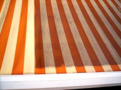 Schoonmaken zonneschermdoek reinigen markiezen met groene aanslag