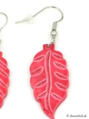 Rode bladvormige parelmoer oorbellen (hanger).