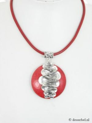 Rode halsketting met ronde hanger met metalen blaadjes