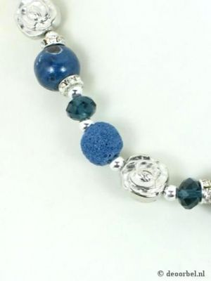 Blauw met zilverkleurige kralen halsketting.