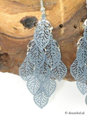 Mooie grijs/zilverkleurige oorbellen met kleine blaadjes
