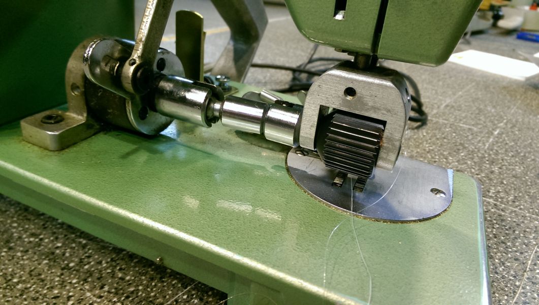 Machine om tapijt af te werken