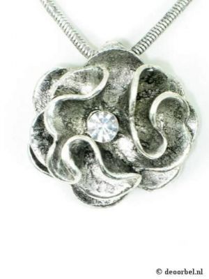 Zilverkleurige halsketting met hanger in roosvorm