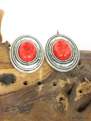 Zilverkleurige ovale oorbellen met rood hart (klaphaak).