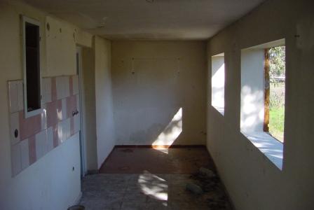 In het Hongaarse Nagykoros ligt deels gerenoveerde boerenwoning.   