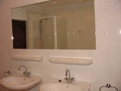 Te Huur; Gemeubileerde 5 kmr woning.