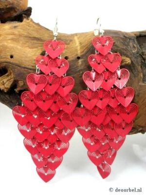 Oorbellen van rood gekleurde plaatjes