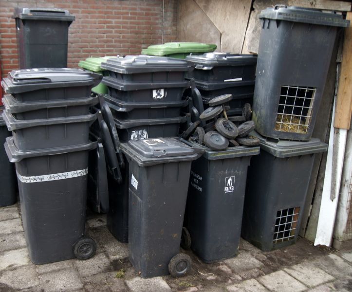 Aangeboden nette  huisvuil kliko's / rolcontainers