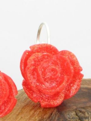 Oranjerood roosjes oorbellen.