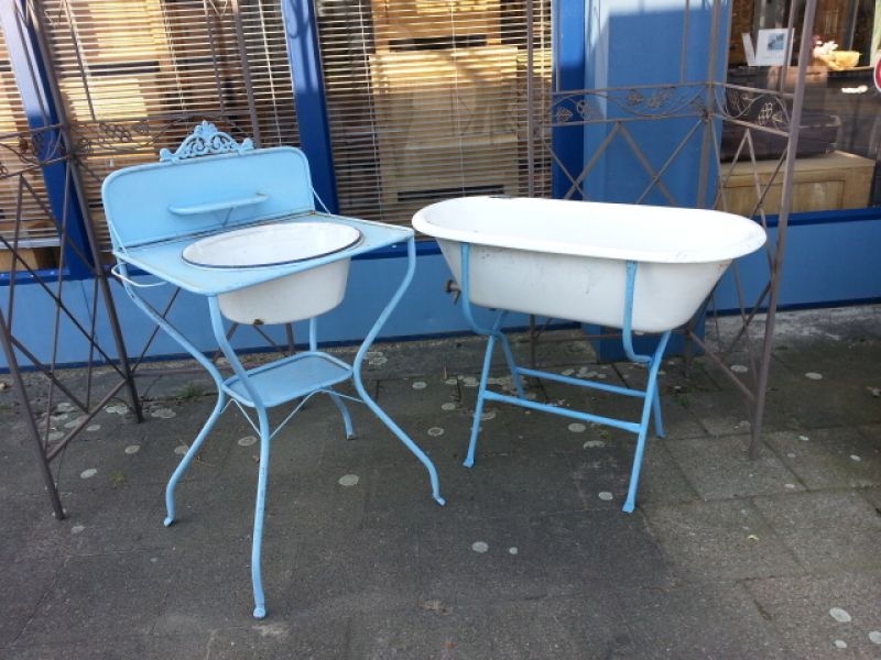 Nieuw bij Teakpaleis brocante teakhouten meubels het geeft weer een landelijke en romantische sfeer 