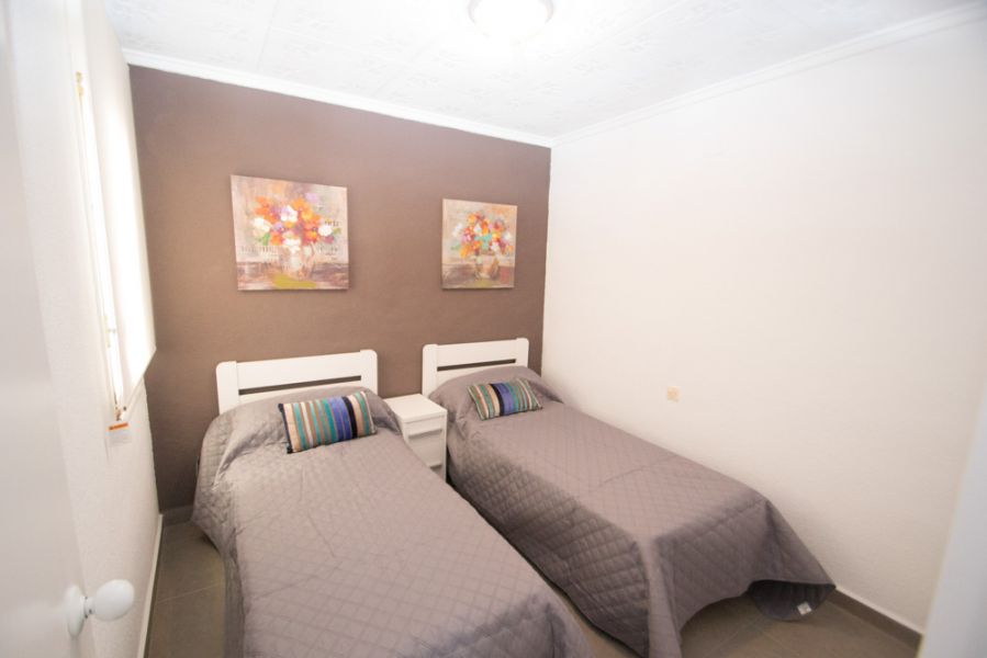 Rijhuis met ruim terras te torrevieja spanje 