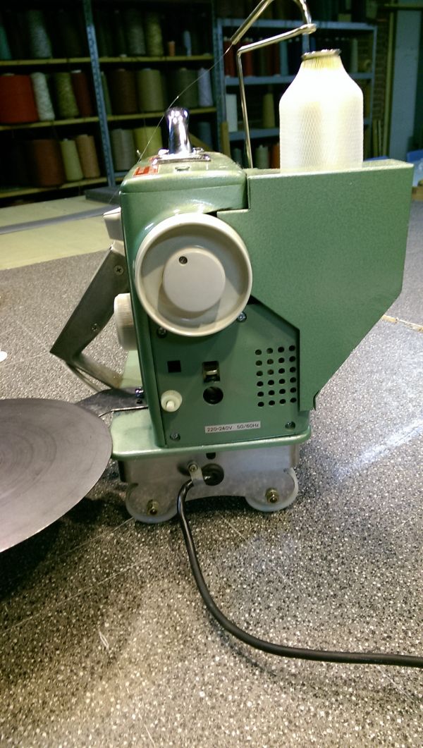 Machine om tapijt af te werken