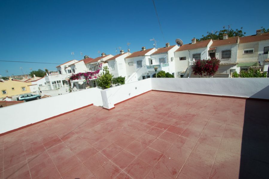 Gelijksvloer hoekhuis te torrevieja gerenoveerd 