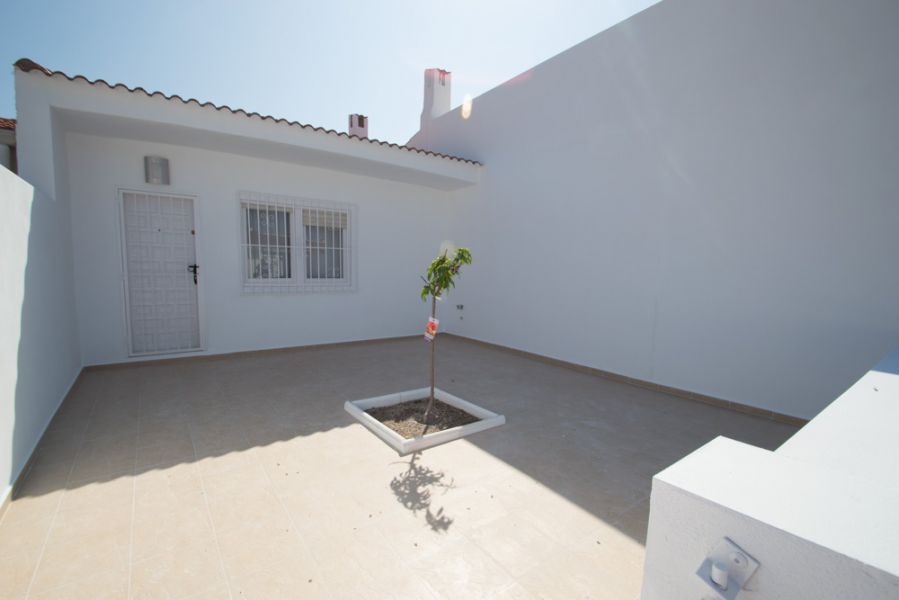 Rijhuis met ruim terras te torrevieja spanje 