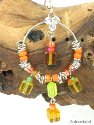 Leuke ronde oorbellen met oranje glaskralen en strass (hanger).