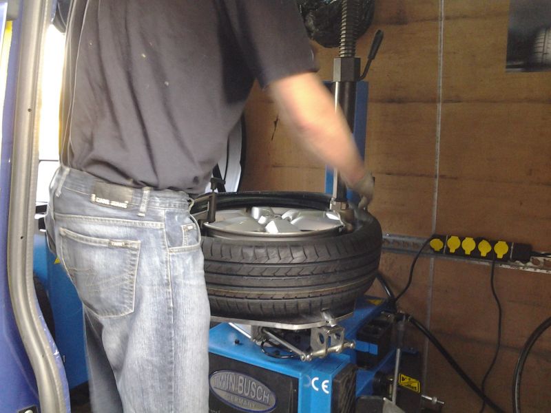 Aktie banden 13 t/m 20 Inch Continental Premium5 op locatie gemonteerd