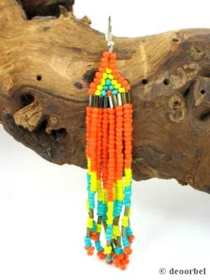 Oorbellen gemaakt van kleine oranje en gele kralen (hanger).