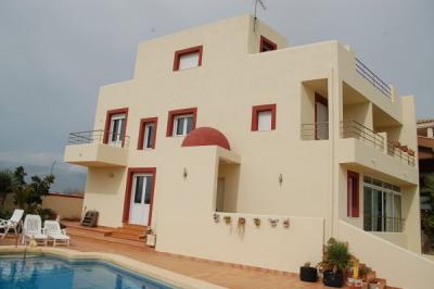 LUXE VILLA MET ZWEMBAD EN ZEEZICH