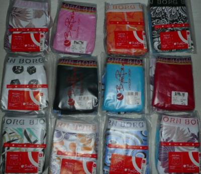 Boxers, t-shirts en enkele spijkerbroeken aangeboden