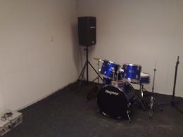 Lesruimte voor drums, keyboard, en zang. Instrumentarium aanwezig