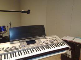 Lesruimte voor drums, keyboard, en zang. Instrumentarium aanwezig