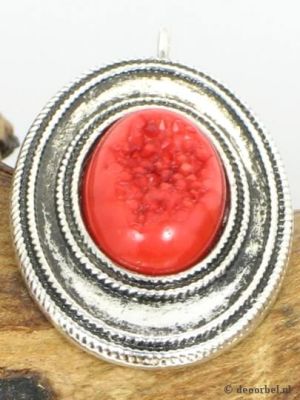 Zilverkleurige ovale oorbellen met rood hart (klaphaak).