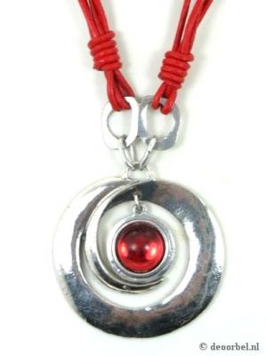 Rode koordketting met metalen hanger en rood hart.