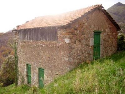 italie, prov Ligurie, groot huis opknapper met terrein veel mogelijkheden