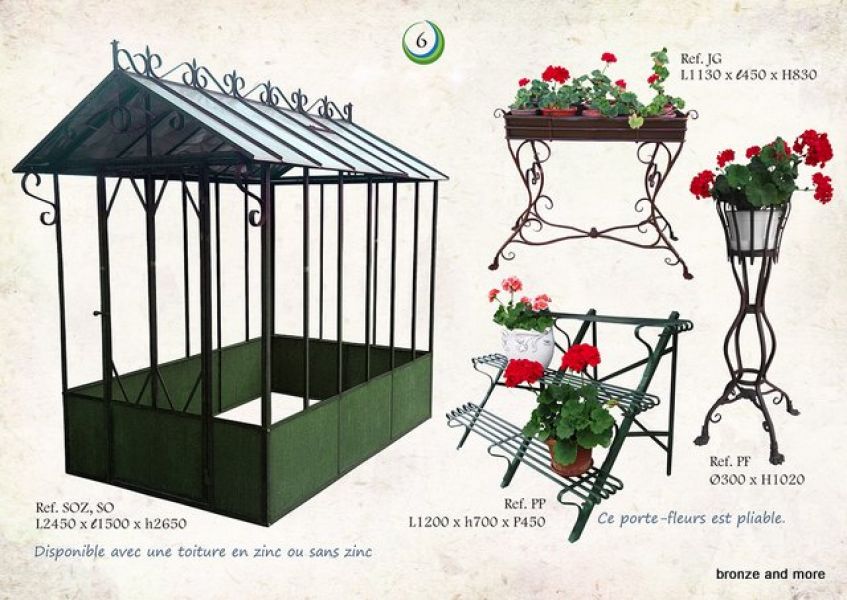 Brocante tuinmeubelen en bronzen beelden voor in en om het huis