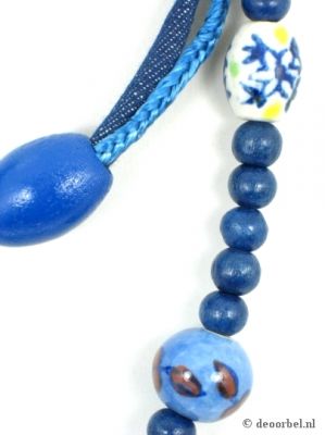 Blauwe Sarlini ketting met spijkerstof en kralen.