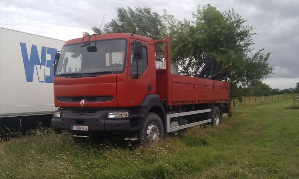 Vrachtwagen met Hiab laadkraan Renault Kerax 260
