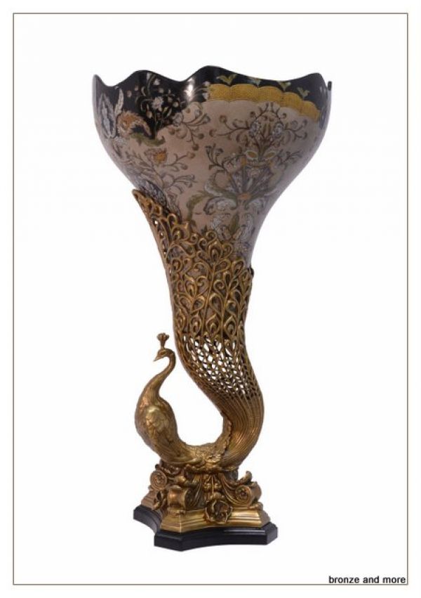 Bronzen beelden voor in en om het huis