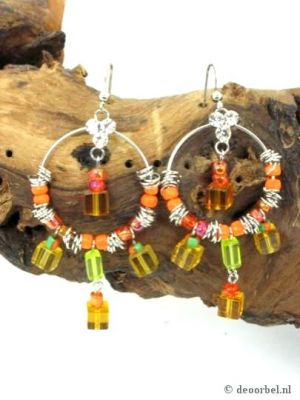 Leuke ronde oorbellen met oranje glaskralen en strass (hanger).