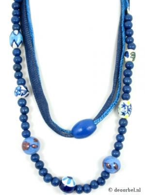 Blauwe Sarlini ketting met spijkerstof en kralen.
