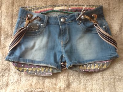 Super leuke korte broek met bretels & studs.