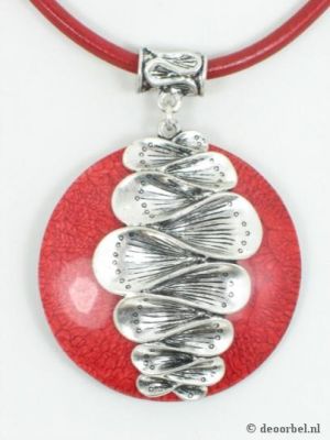 Rode halsketting met ronde hanger met metalen blaadjes