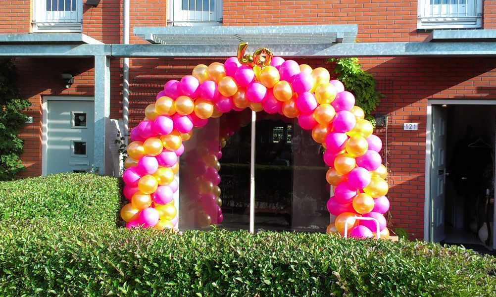 Ballonnenboog al vanaf € 80,= ook te huur: ballonnenclown, steltloper