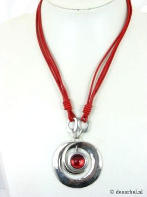 Rode koordketting met metalen hanger en rood hart.