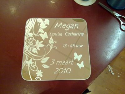 Geboortespiegel handgegraveerd, een origineel kraamkado met naam