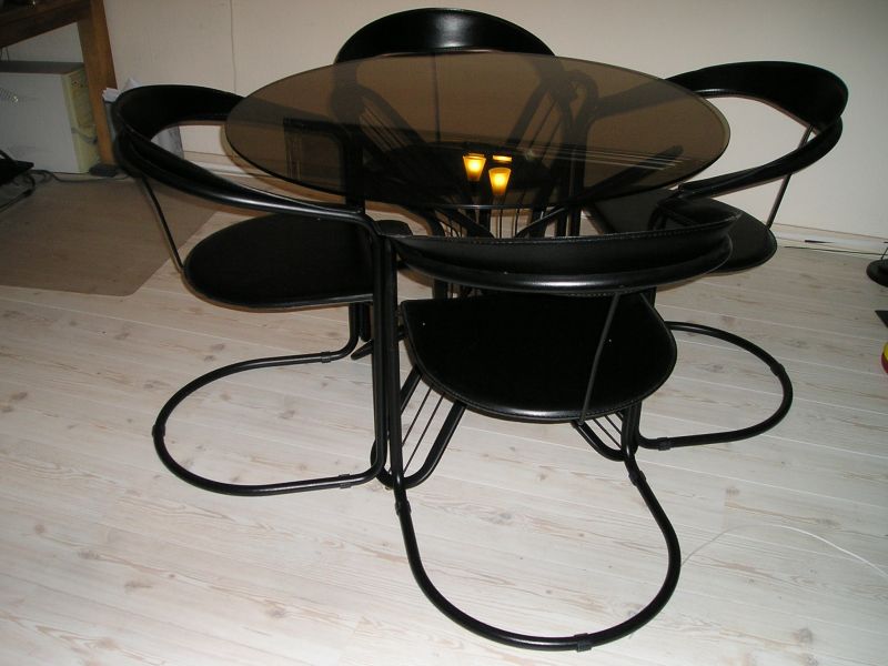 Tafel met 4 stoelen
