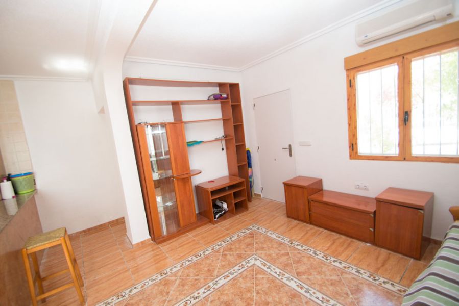 Gelijksvloer hoekhuis te torrevieja gerenoveerd 