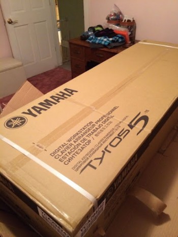 Yamaha Tyros 5 76 Key Arranger Workstation Keyboard w stand speakers