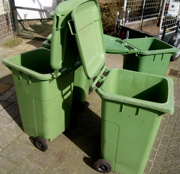 Aangeboden nette  huisvuil kliko's / rolcontainers
