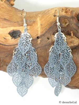 Mooie grijs/zilverkleurige oorbellen met kleine blaadjes