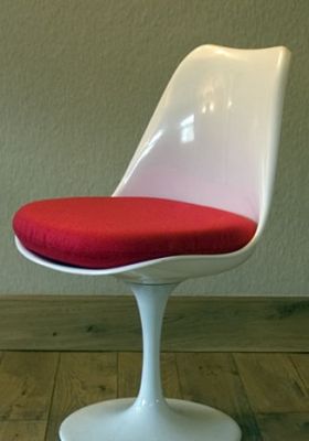Eero Saarinen Tulip design stoel Nieuwe Eero Saarinen Tulip design stoelen met en zonder armleuning.
