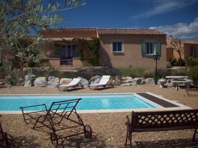 Zuid-Frankrijk: 84 490 St Saturnin Lès Apt: Villa 8-14 personen met privé zwembad te huur