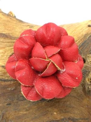 Rode kunstleren roosjes oorbellen (steker).