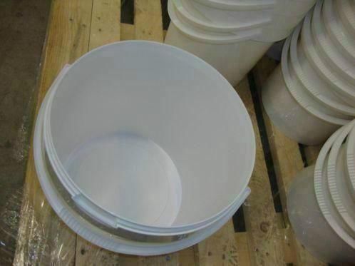 Emmers met deksel, 10 liter, uit voorraad leverbaar.