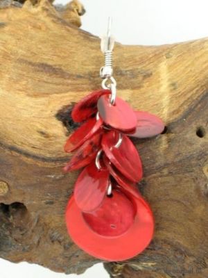 Rode gekleurde parelmoer plaatjes oorbellen (hanger).